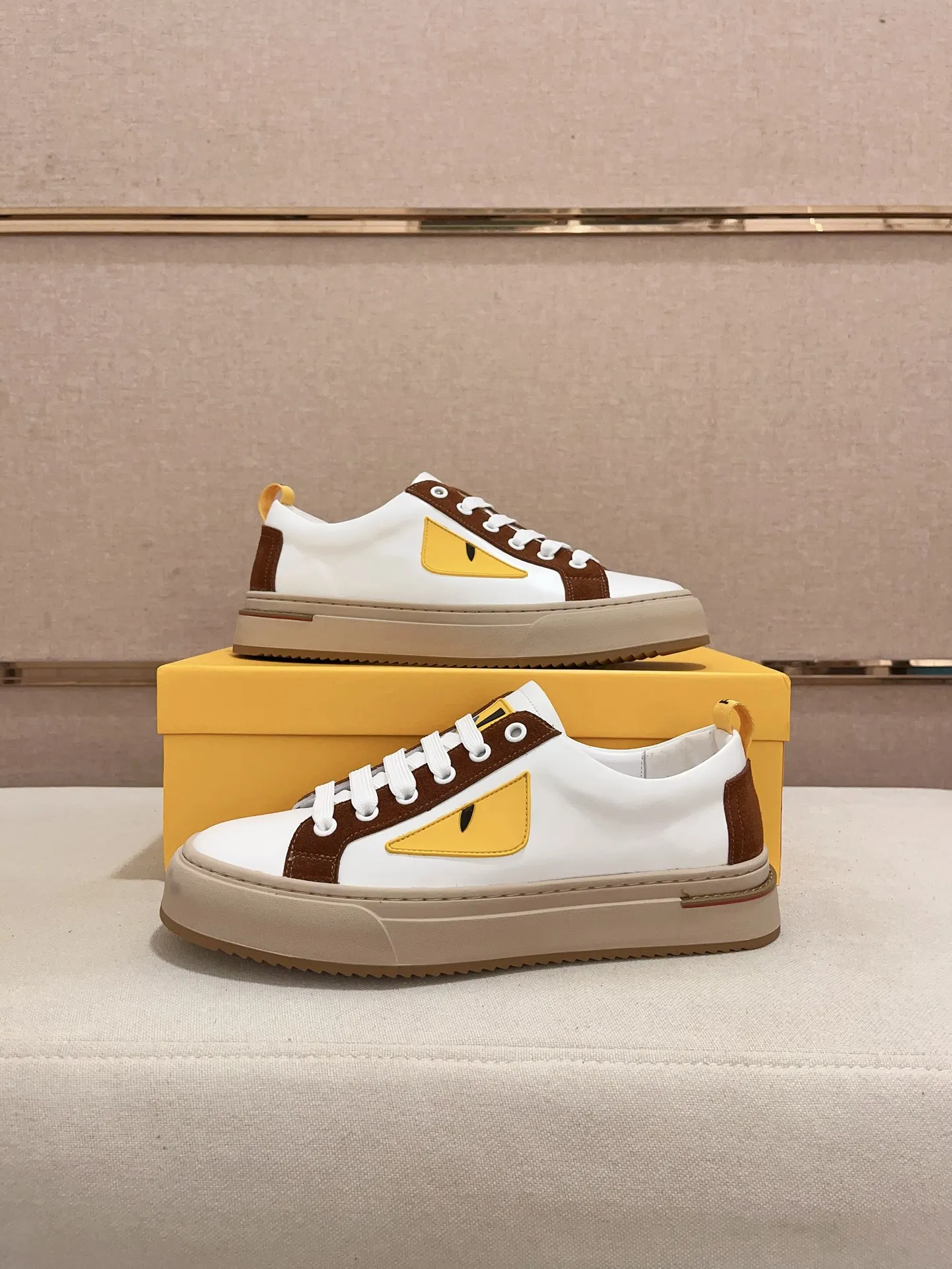 Men's shoes💰: 400💰[Fendi] Fendi's latest casual shoes for men! Available at counters simultaneously! A one-to-one replica of the original. All imported official website one-to-one cowhide fabric. The interior is made of top-grade sheepskin, and the original factory-supplied rubber outsole is used. Leading new fashion concepts. Matching code: 38-44. (can be customized for 45 non-refundable)